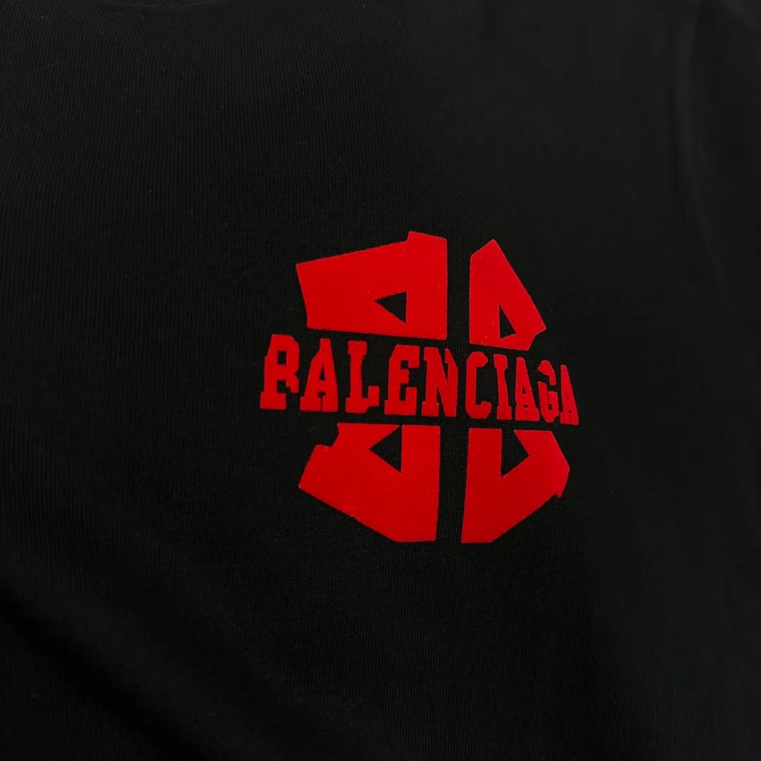 BALENCI*GA 2025 New Arrival T Classic Red B T Same Style ：Black White Size： S （90-130 ） M （120-150 ） L （140-165 ） XL （160-180 ） XXL （180-210 ）